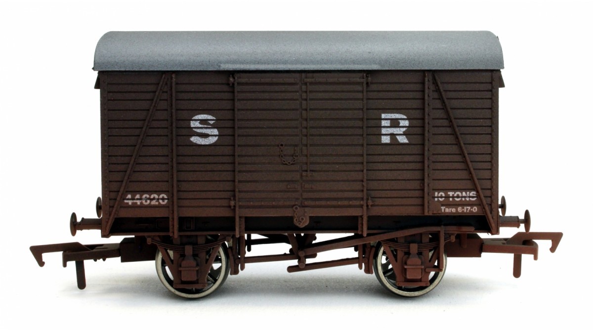 Dapol 4F-021-012 Box Van SR 44620 Weathered :: Railway Models UK